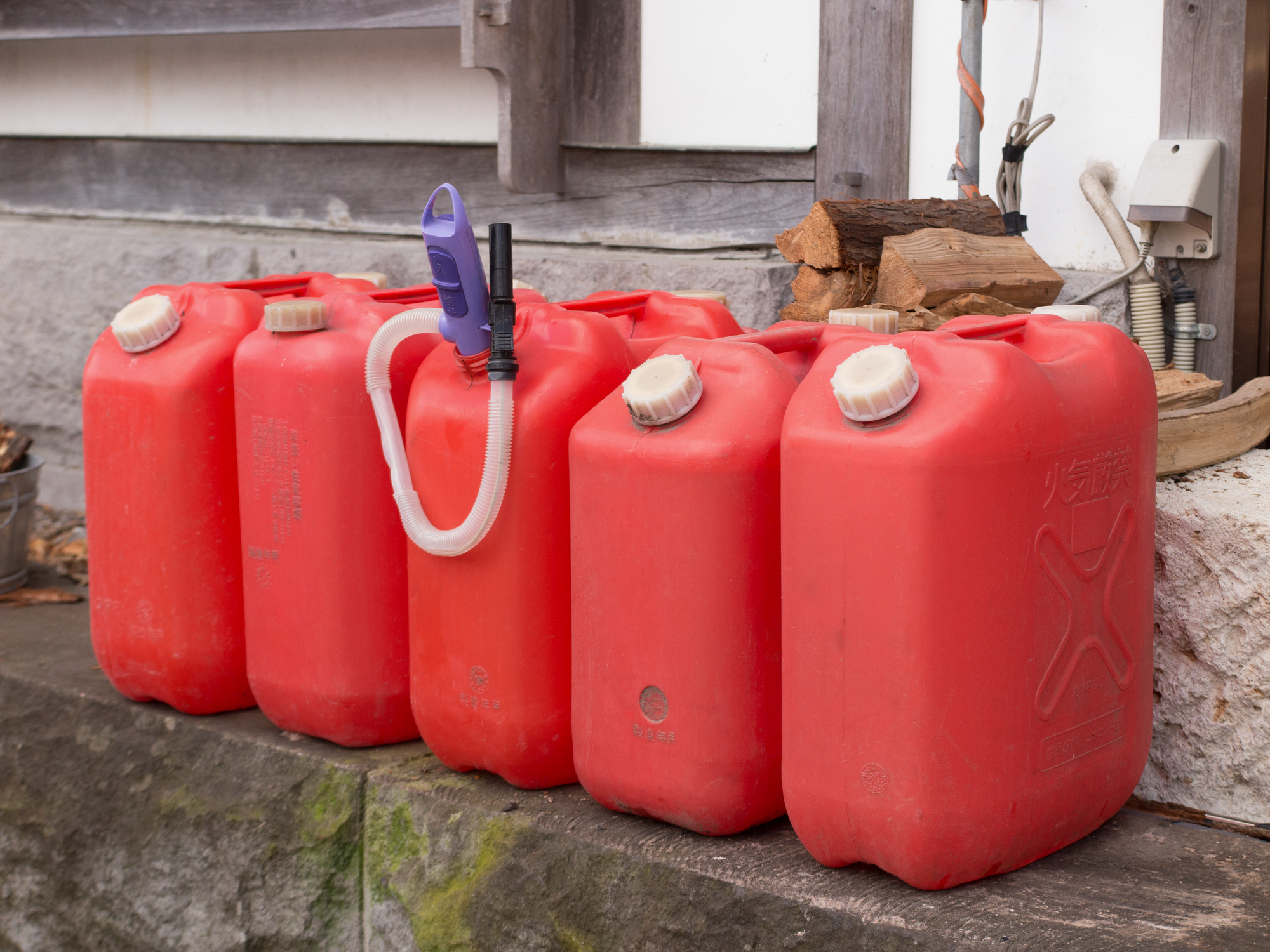 灯油の正しい捨て方とは？古い灯油・余った灯油を安全に処分する方法を解説